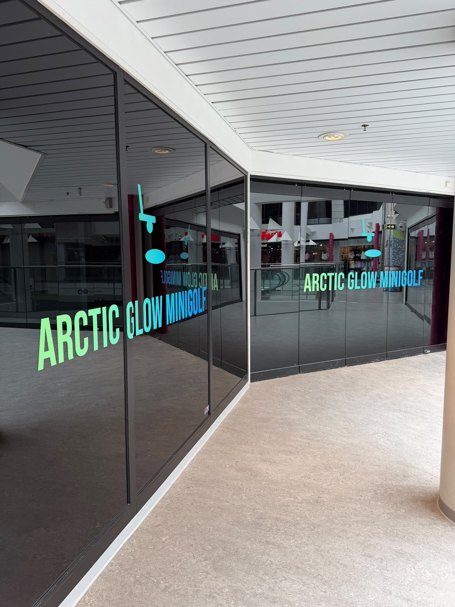 Arctic Glow Minigolf Jyväskylän liiketila — neonkyltti kauppakeskuksessa (Jyväskylä)