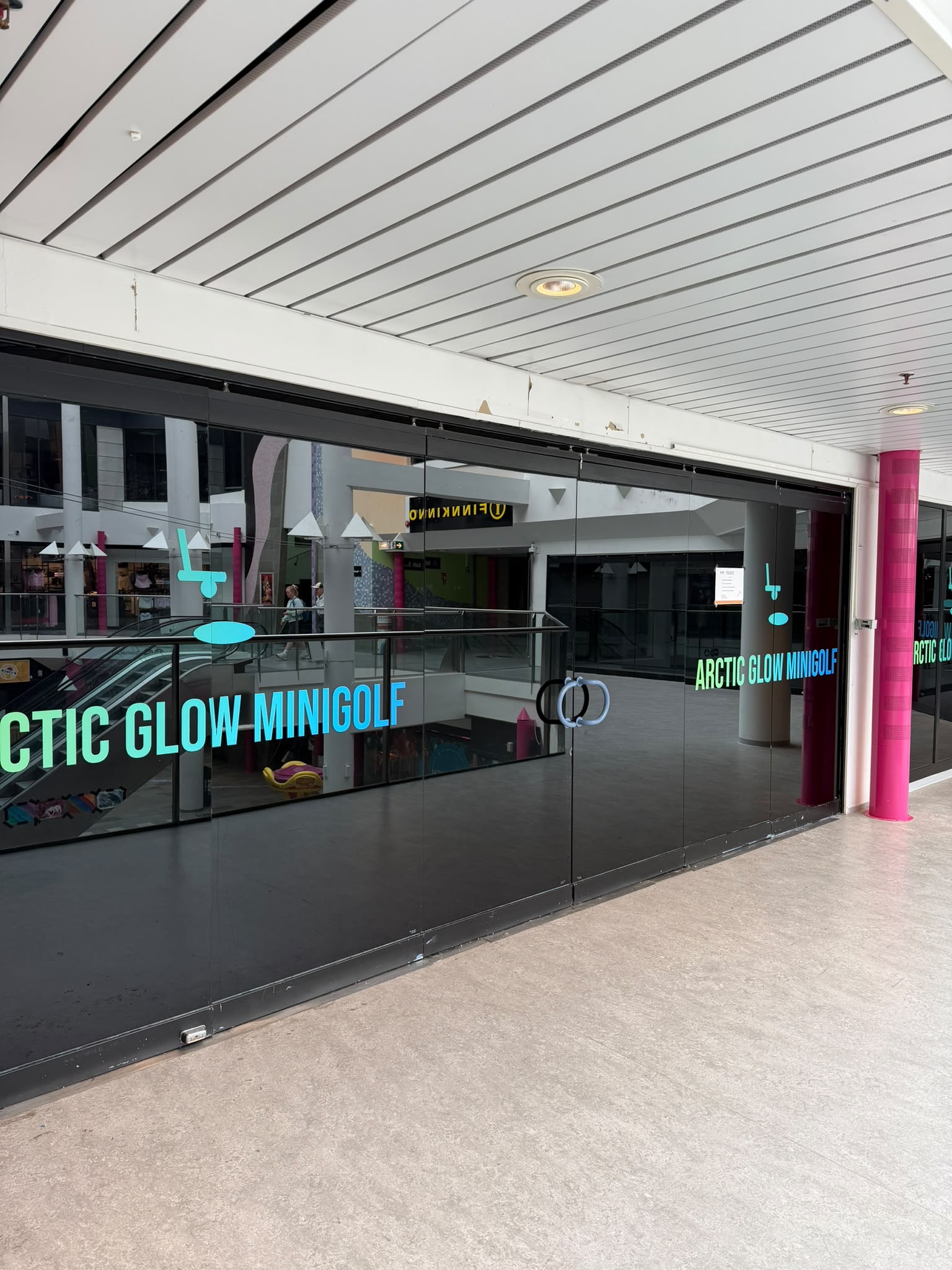 Arctic Glow Minigolf Jyväskylän liiketila — neonkyltti kauppakeskuksessa (Jyväskylä)