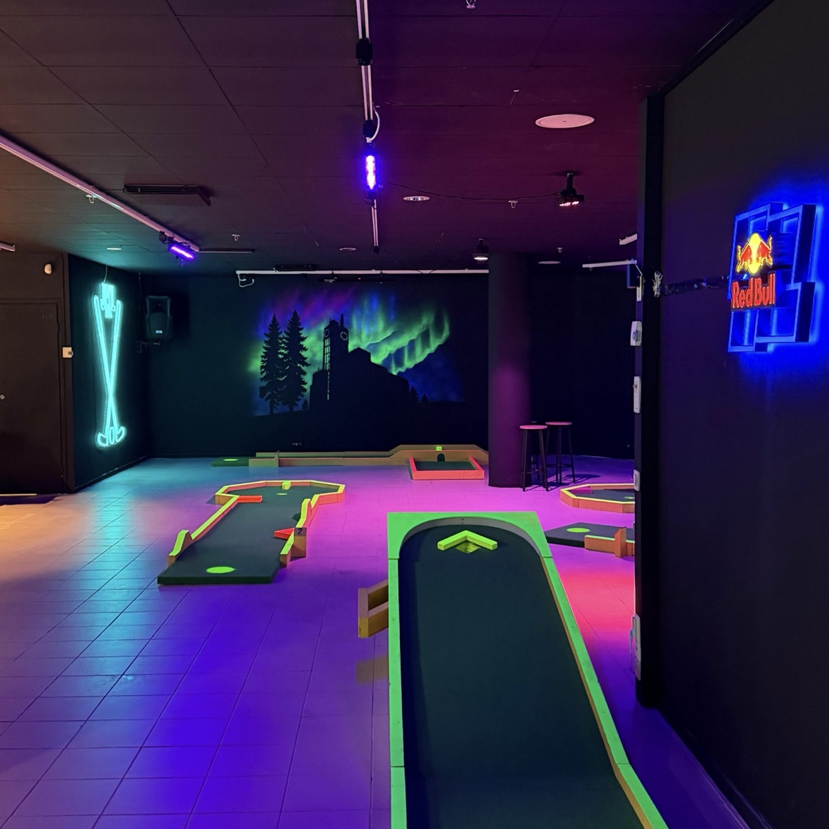 Arctic Glow Minigolf Jyväskylä — hohtava UV-valaistu minigolfrata (Jyväskylä)