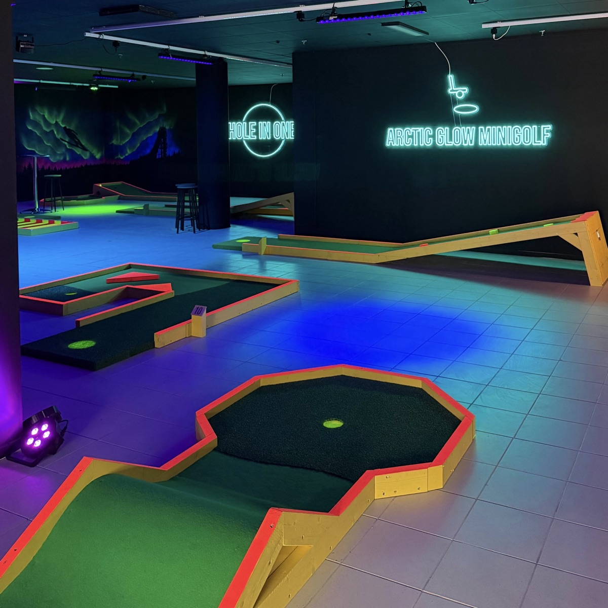 Arctic Glow Minigolf Jyväskylä — hohtava UV-valaistu minigolfrata (Jyväskylä)