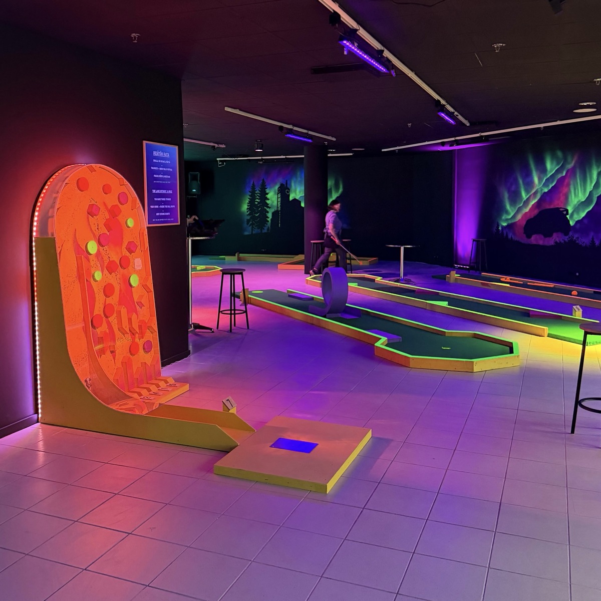 Arctic Glow Minigolf Jyväskylä — hohtava UV-valaistu minigolfrata (Jyväskylä)